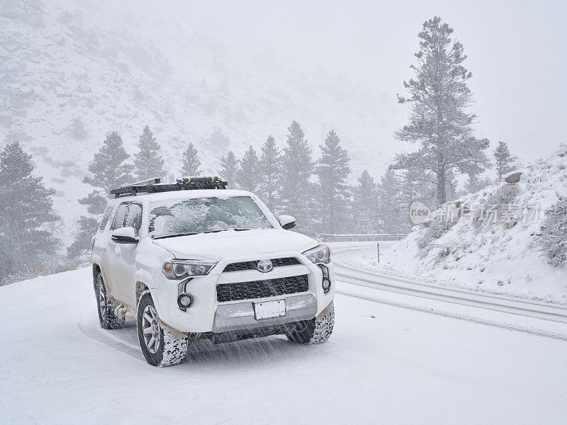 丰田4RUnner SUV在暴风雪中